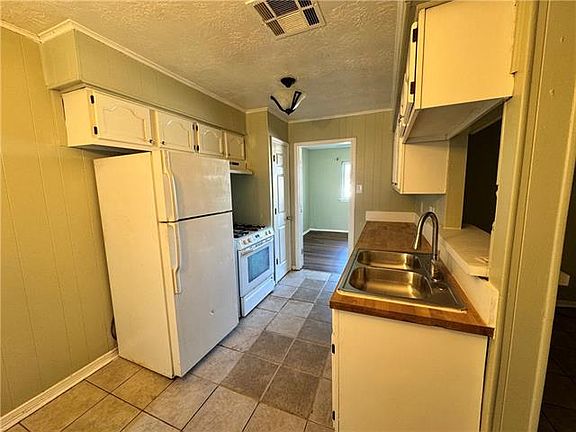 4th image of 3650 Dickens Dr