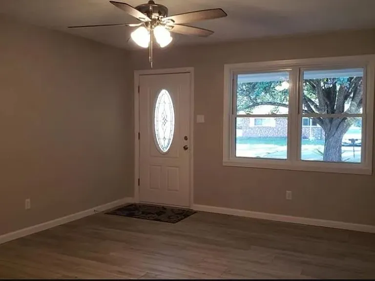 120 Powell Dr — Photo 2