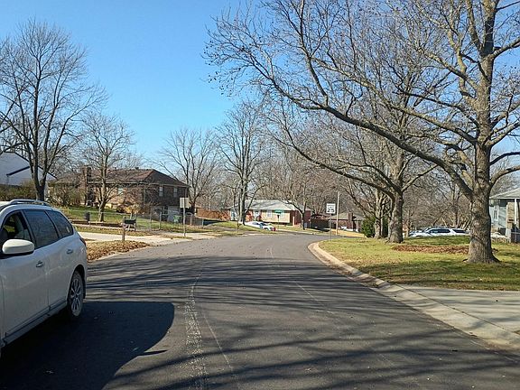 5th image of 1001 NW Canterbury Rd
