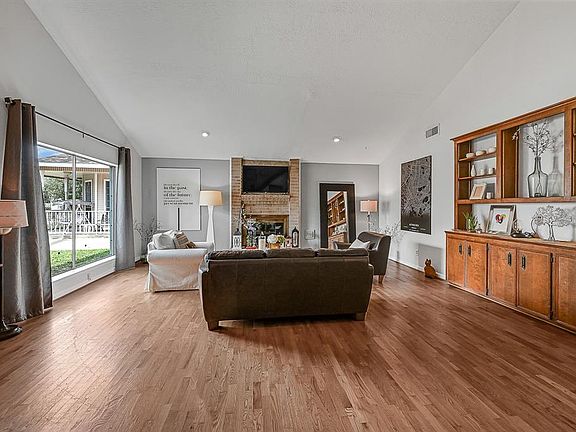 4th image of 2815 Hollow Creek Dr