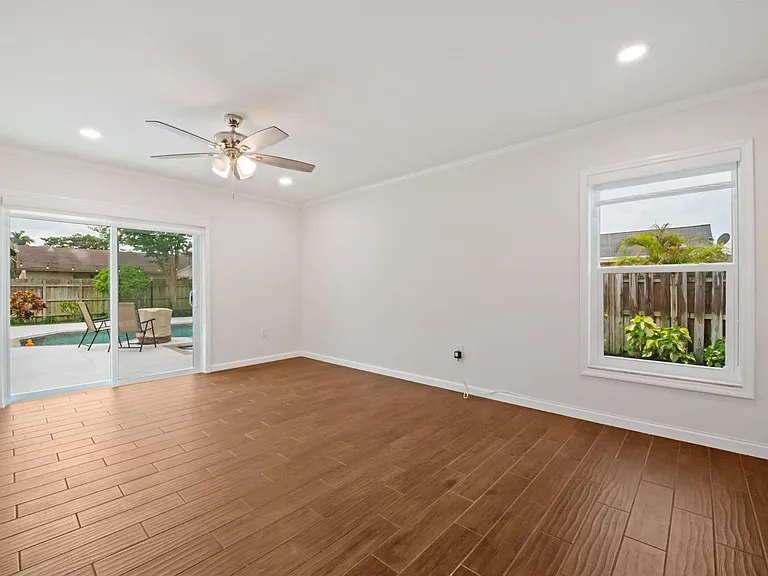 561 SW 168th Ter — Photo 17