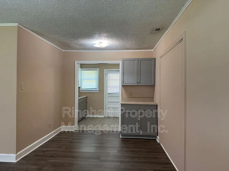 2 bed, 1.0 bath, 1796 sqft, $1,275 — Photo 4