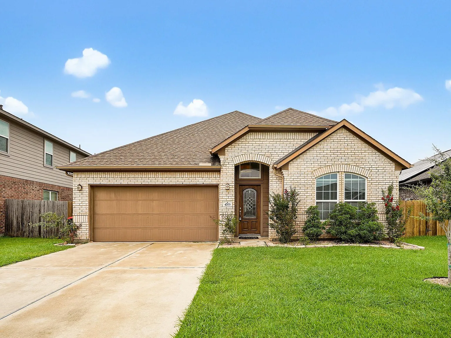 4 bed, 2.0 bath, 2324 sqft, $2,600 — Photo 1