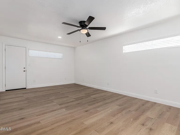 723 E Sunnyslope Ln — Photo 4