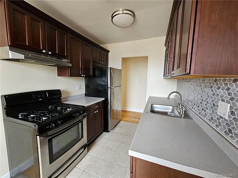 7 Greenridge Ave #C7 — Photo 2