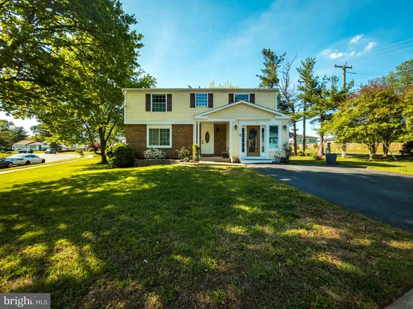 2961 Ashdown Forest Dr, Herndon, VA 20171
