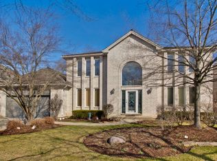 1054 Creek Bend Dr, Vernon Hills, IL 60061