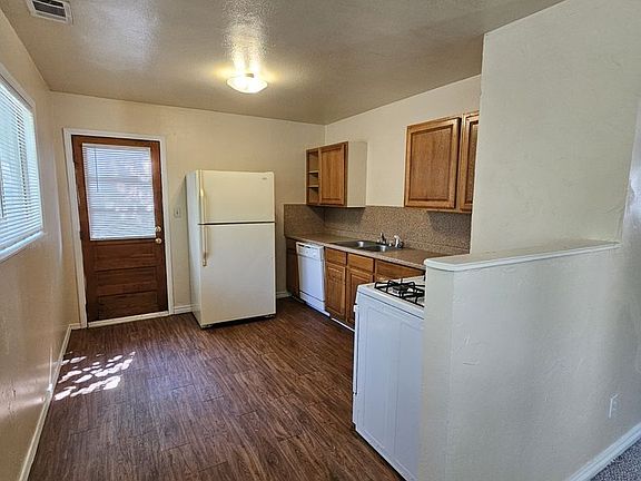 3rd image of 1505 Dakota St