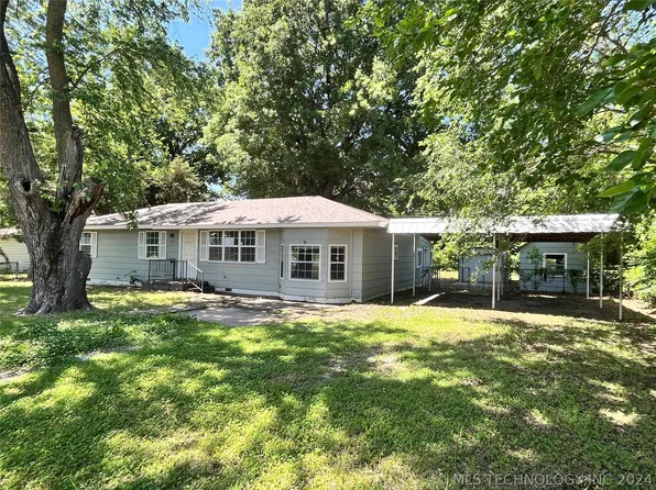 215 S Locust St, Oologah, OK 74053