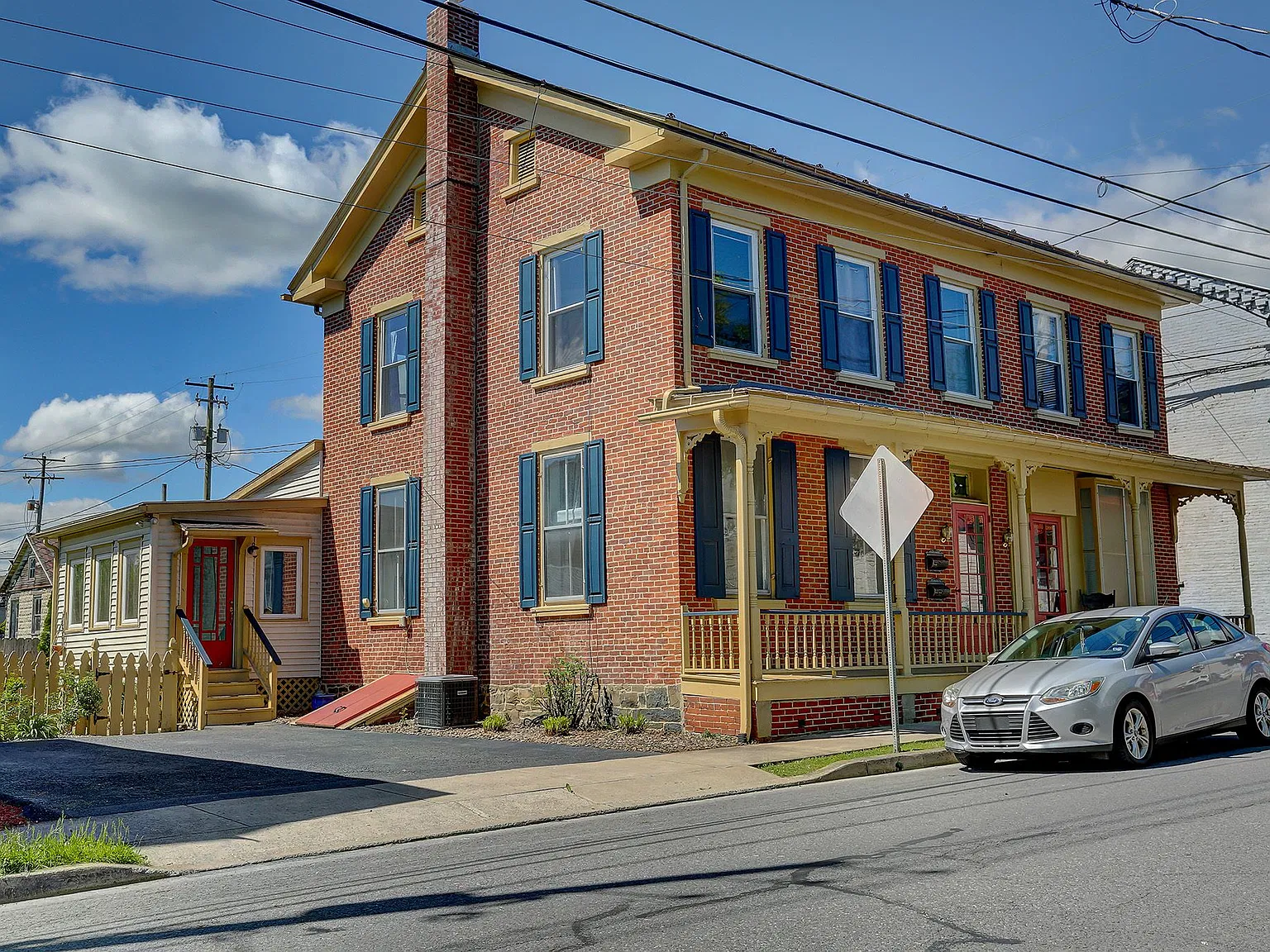 2 bed, 1.5 bath, 1200 sqft, $1,650 — Photo 1