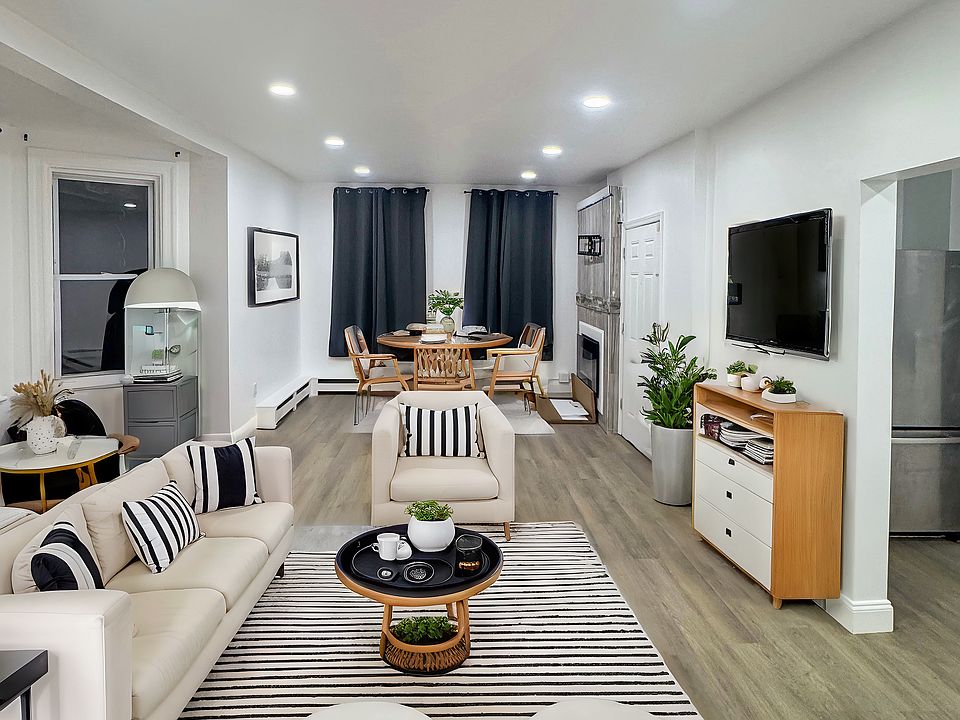 MASSIVE LIVING ROOM (STAGED)