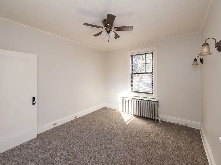 Beautifully updated Tudor style duplex. Upper unit. Large rooms. 2 balconies, private entry. Fenc... — Photo 30