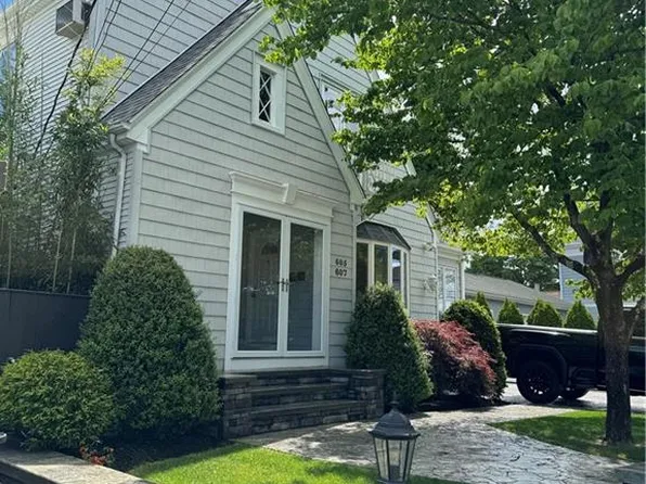 605-607 Armistice Blvd, Pawtucket, RI 02861