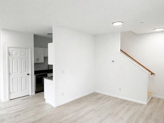 4th image of 6 N Maryland Ave