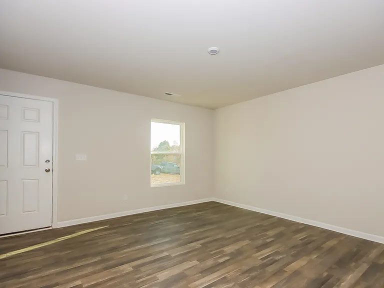 125 Zach Dr — Photo 2