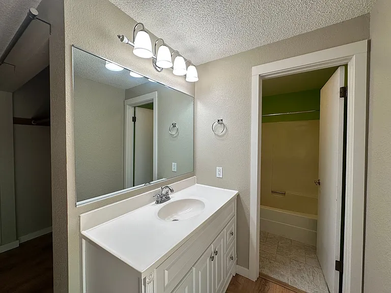 1479 Greenville Dr — Photo 23