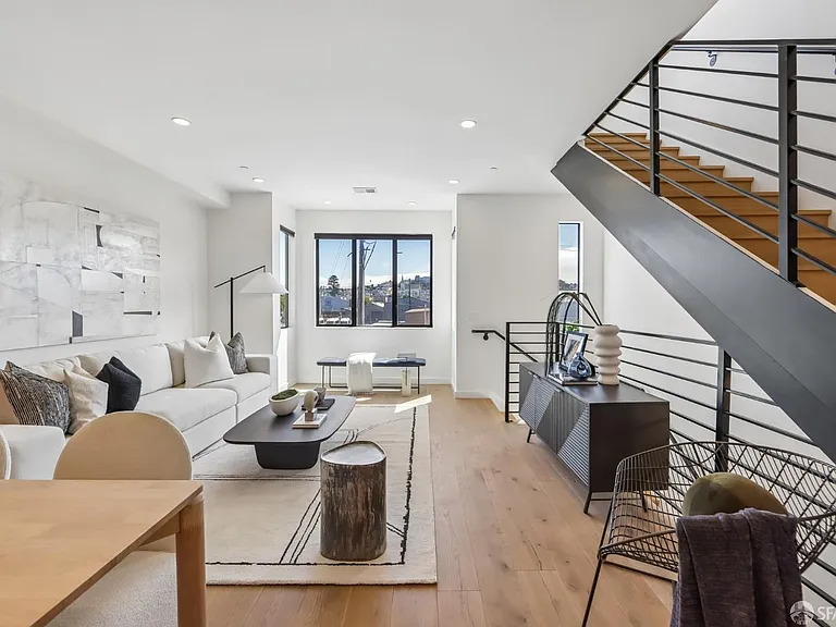 Living room (middle level)