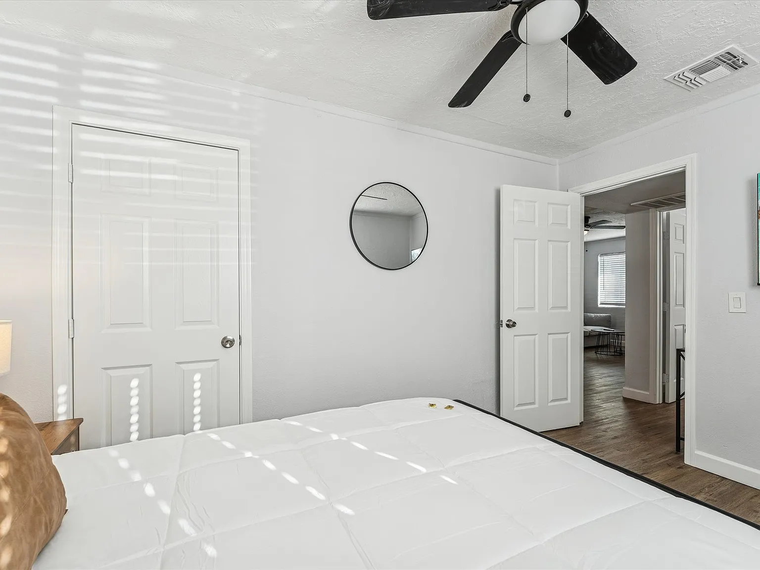2 bed, 550 sqft, $2,300 — Photo 2