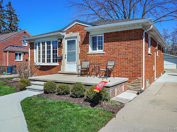 3rd image of 22427 Trombly St