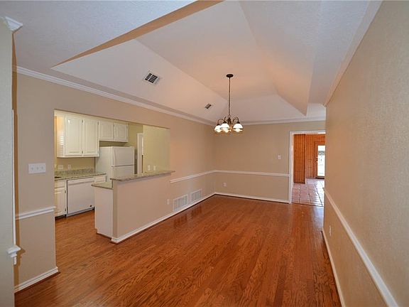 5th image of 112 Myrtle Ave
