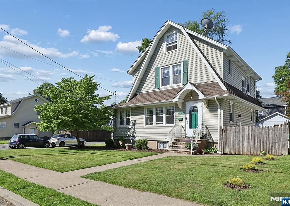 1st image of 142 Kensington Ave
