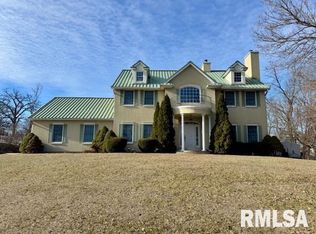 1114 Collis Dr, Clinton, IA 52732