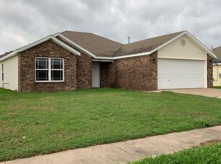 904 Almond St SW, Gravette, AR 72736