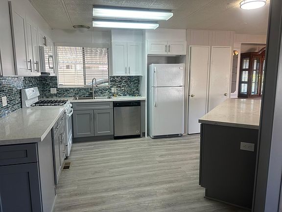 3rd image of 552 Palos Dr