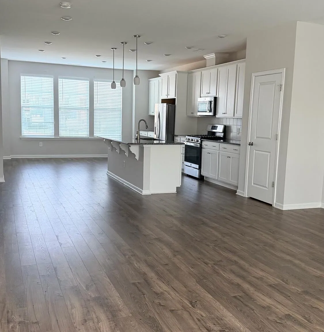 4 bed, 3.5 bath, 2227 sqft, $2,495 — Photo 4