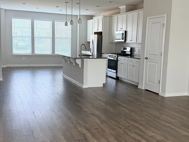 1221 Commack Dr — Photo 3