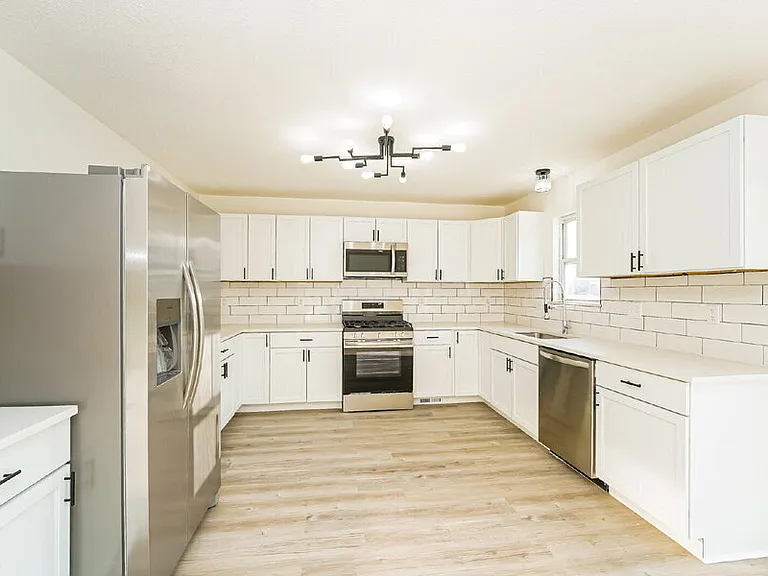821 Nela View Rd — Photo 6
