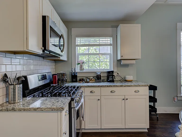 1075 Meda St — Photo 16