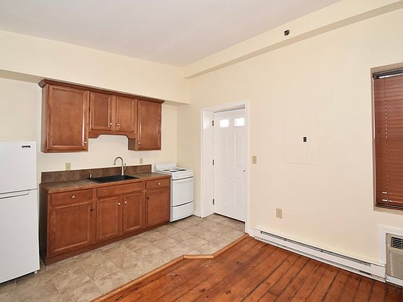 3rd image of 181 Chestnut St #2