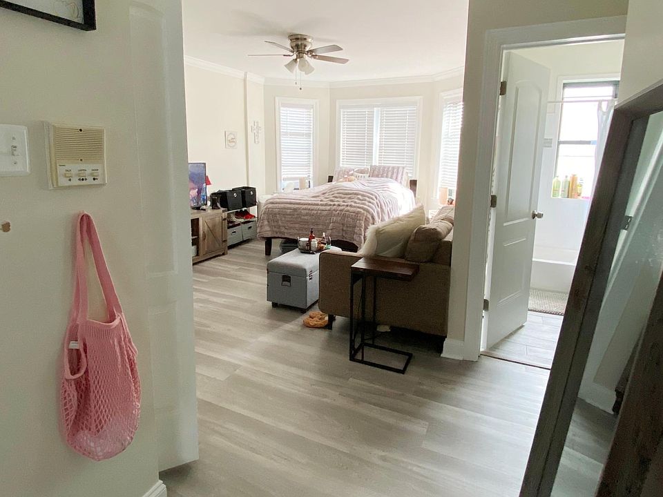1st image of 3839 N Greenview Ave #38433