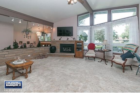 Spacious living room w/gas FP