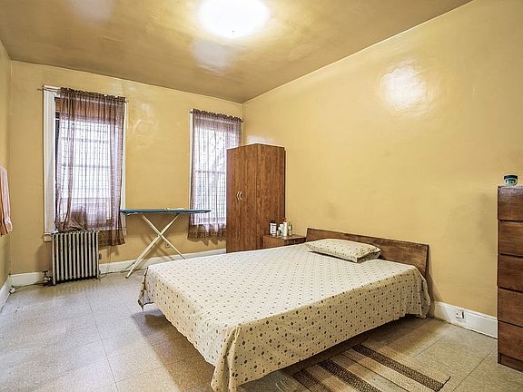 3rd image of 35 Crown St APT 2B
