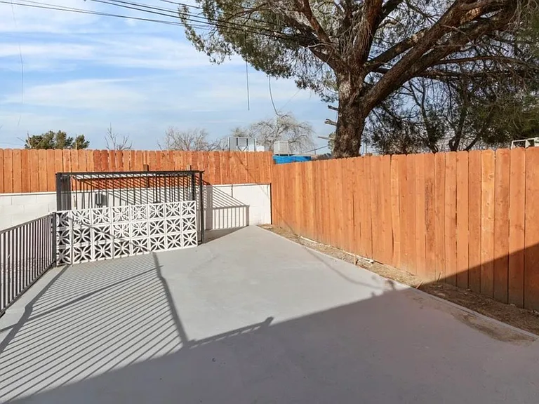 1121 W Holguin St — Photo 23