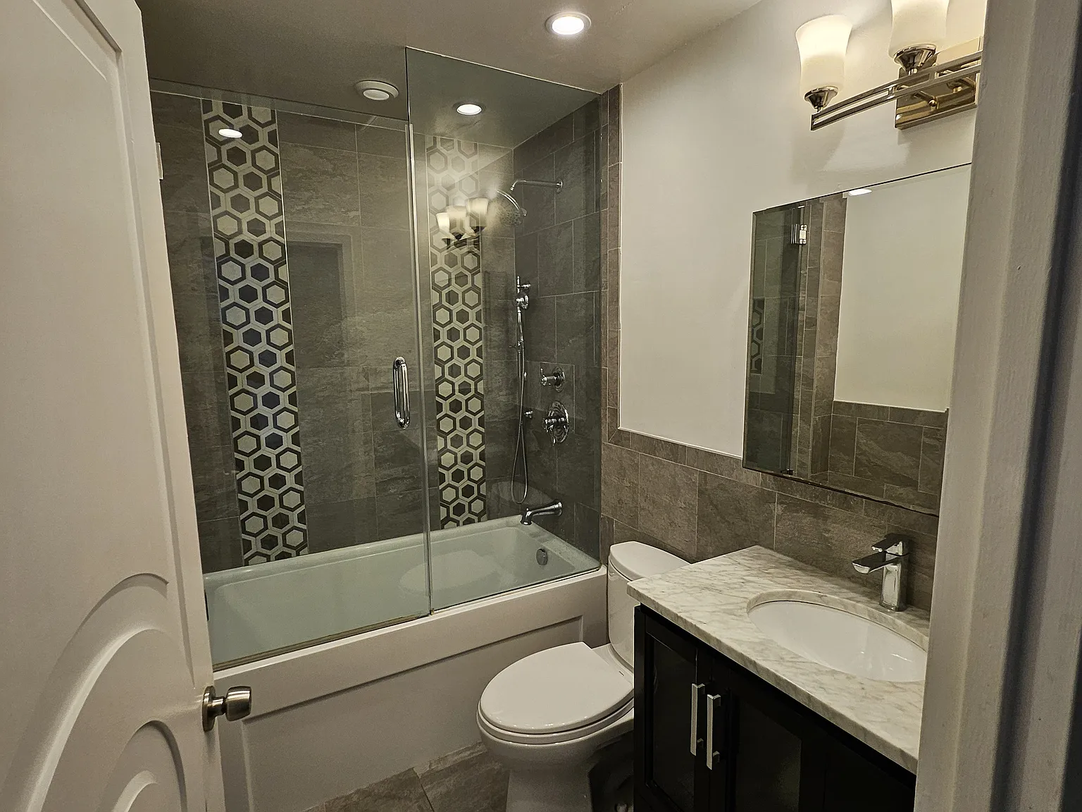 2 bed, 1030 sqft, $3,800 — Photo 2