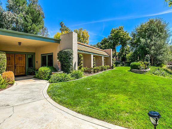 3rd image of 1913 Country Club Ln