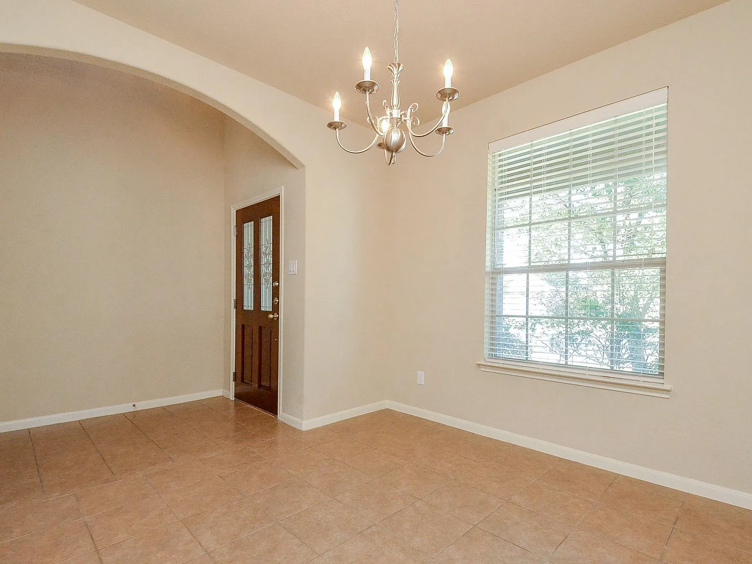 4 bed, 2.5 bath, 2235 sqft, $2,300 — Photo 4