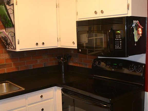 2nd image of 9 Meadowlawn Dr Unit 1