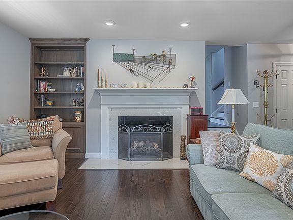 5th image of 337 Lonsdale Ave