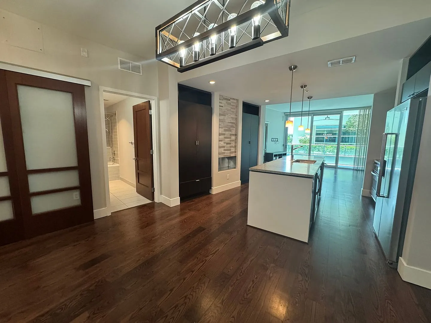 Luxurious 2/2 Modern Condo in Prestigious Channelside with Resort-Style Amenities — Photo 2