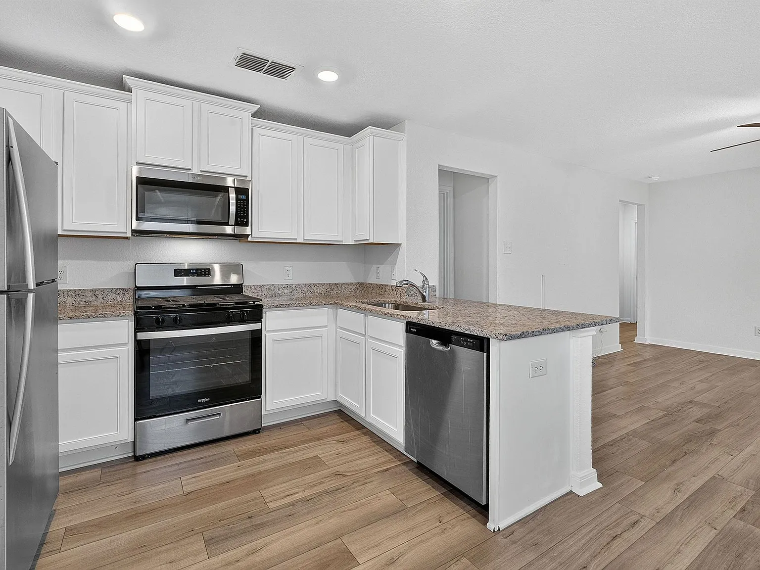 3 bed, 2.0 bath, 1076 sqft, $1,700 — Photo 3
