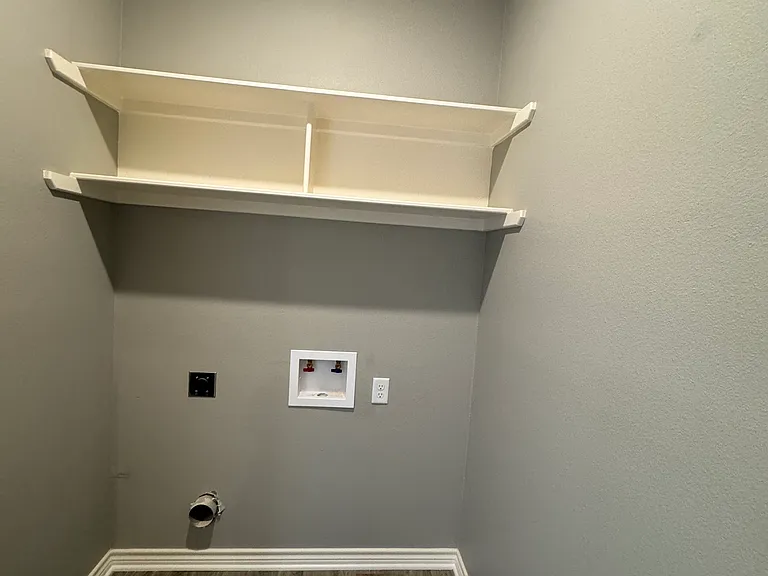 572 Ivy Ln — Photo 3