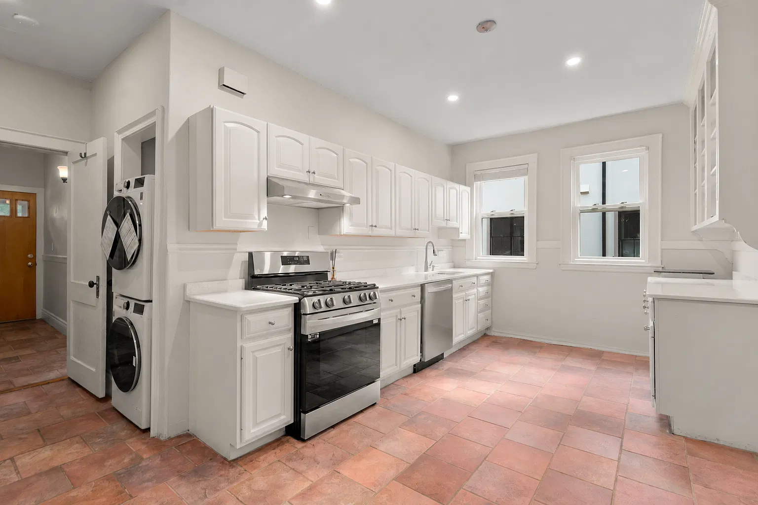 4 bed, 2554 sqft, $6,100 — Photo 1