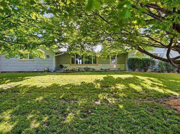 106 S Farmer St, Brighton, IA 52540