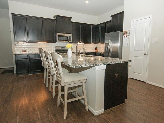 4th image of 610 Applewood Dr