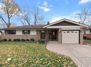 513 Briarwood Ln, Elk Grove Village, IL 60007