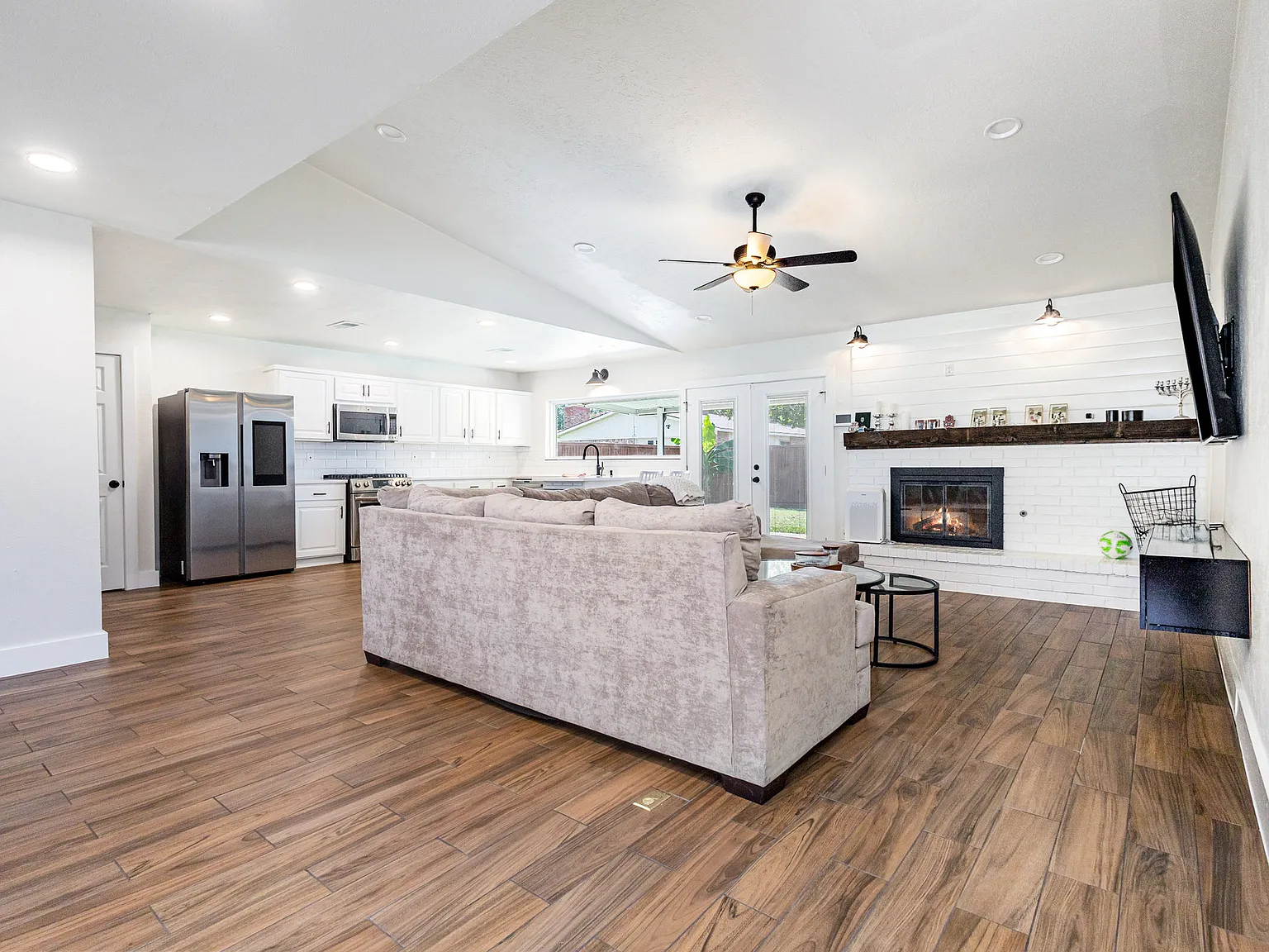 3 bed, 2038 sqft, $3,200 — Photo 3